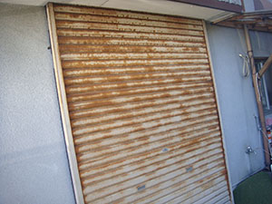 鉄部シャッター塗装作業1